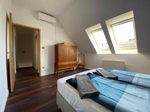 Posteľ alebo postele v izbe v ubytovaní 2 bedroom 107 m2 loft with balcony
