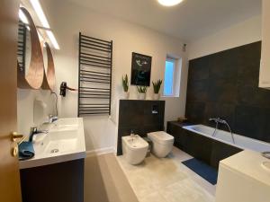Kúpeľňa v ubytovaní 2 bedroom 107 m2 loft with balcony