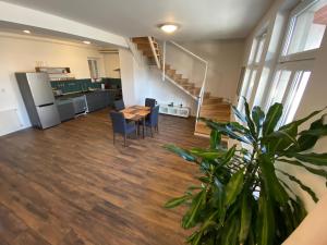 Kuchyňa alebo kuchynka v ubytovaní 2 bedroom 107 m2 loft with balcony