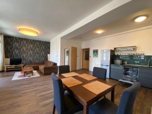 Kuchyňa alebo kuchynka v ubytovaní 2 bedroom 107 m2 loft with balcony