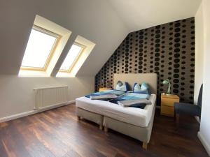 una camera da letto con un letto con cuscini blu di 2 bedroom 107 m2 loft with balcony a Budapest