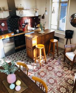 une cuisine avec une table, des chaises et un comptoir dans l'établissement Charmante maison de pêcheurs plein centre à 5min du port, à Fécamp