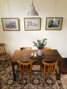 een eetkamer met een houten tafel en stoelen bij Charmante maison de pêcheurs plein centre à 5min du port in Fécamp