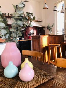 drie vazen op een tafel in een keuken bij Charmante maison de pêcheurs plein centre à 5min du port in Fécamp