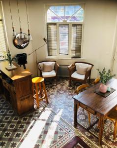 een woonkamer met een tafel en stoelen bij Charmante maison de pêcheurs plein centre à 5min du port in Fécamp