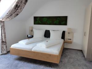 Una cama o camas en una habitación de Hotel Kongress