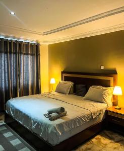 מיטה או מיטות בחדר ב-Cascade Hotel