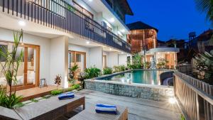 Bazén v ubytování Juli House by Mahaputra nebo v jeho okolí