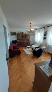een woonkamer met een bank en een tafel bij K&M Apartment in Opatija
