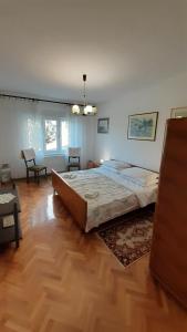 een slaapkamer met een groot bed in een kamer bij K&M Apartment in Opatija