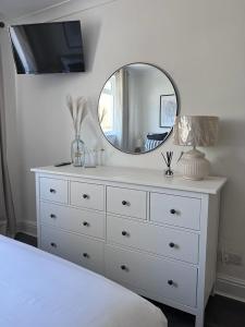 un tocador blanco con un espejo encima en Inxpress Luxury Apartment Driffield en Great Driffield