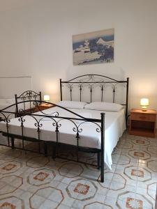a bedroom with two beds and two lamps on the floor at Casa Il Pesco in Noto