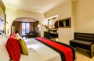 um quarto de hotel com uma cama e uma secretária em AX The Victoria Hotel em Sliema