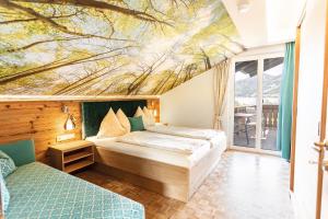 ein Schlafzimmer mit 2 Betten und einem Deckengemälde in der Unterkunft Haus Bader in Steinbach am Attersee