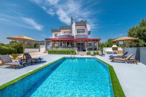 een villa met zwembad voor een huis bij Villa Di Georgia in Afantou