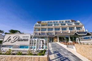 un hotel con un cartel frente a un edificio en Le Diana Hôtel & Spa NUXE en Carnac