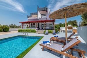 een villa met een zwembad en een huis bij Villa Di Georgia in Afantou +35 foto's