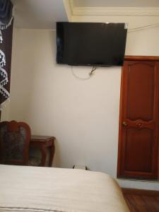 A television and/or entertainment centre at Hostal Terrabella SRL