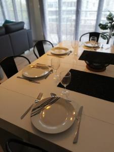 Le Grand Appart' Toulon tesisinde bir restoran veya yemek mekanı