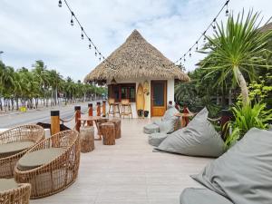een resort met tafels en stoelen en een gebouw bij The Tide Resort in Bangsaen