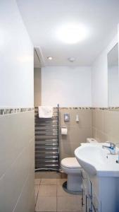 A bathroom at Seymour Townhouse by Serviced Living Liverpool