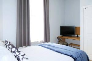 A bed or beds in a room at Seymour Townhouse by Serviced Living Liverpool