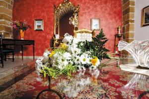 una habitación con un ramo de flores en una mesa en B&B Principe Augusta, en Augusta