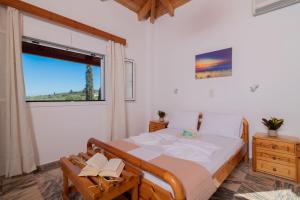 1 dormitorio con cama y ventana grande en Agnadi Sea View Apartments, en Alikanas