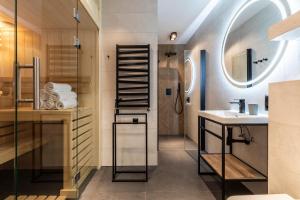 La salle de bains est pourvue d'un lavabo et d'une douche. dans l'établissement udanypobyt Apartamenty Czorsztyn Panorama 2 B, à Czorsztyn