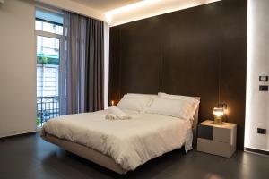 a bedroom with a large bed and a large window at Hart Boutique Rooms in Naples