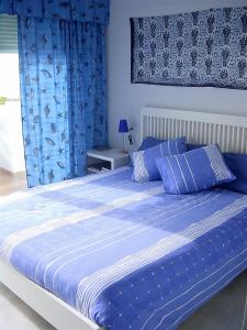 1 dormitorio azul con 1 cama con cortinas azules en Cala Marina, en La Herradura 18 fotos más