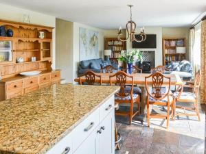 cocina y comedor con mesa y sillas en Milburn House, en Bellingham