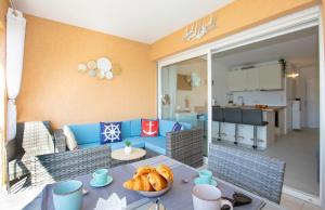 ein Wohnzimmer mit einem Tisch und einer Schüssel Brot in der Unterkunft LA VIE EST BELLE - refait à neuf in Gassin