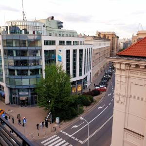 uitzicht op een straat met gebouwen en auto's bij Centrum ARTLwowska in Warschau