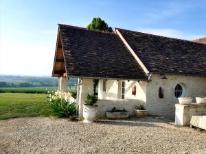 a small white building with a roof at Gîte de charme dans un cadre calme et reposant in Châtellerault