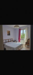 - une chambre avec un grand lit et une fenêtre dans l'établissement Bed and Breakfast da Nonna Ezia, à Albenga