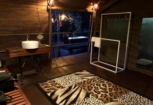 a room with a bathroom with a sink and a mirror at Ahaspokuna by Eco Team in Belihul Oya