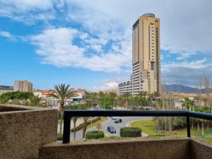 einen Balkon mit Blick auf ein hohes Gebäude in der Unterkunft Ejido Hotel in El Ejido