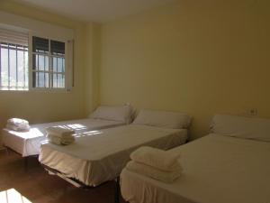 Cette chambre comprend 2 lits et une fenêtre. dans l'établissement VERA BIG FAMILY HOME, à Vera