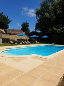 Bazén v ubytování Holiday Gites in Dordogne are two charming, spacious gites offering privacy and tranquillity for that perfect get away holiday nebo v jeho okolí