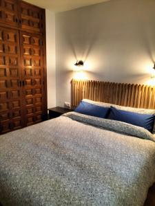ein Schlafzimmer mit einem großen Bett mit blauen Kissen in der Unterkunft Tabaira in Moraira