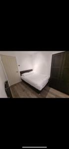 Giường trong phòng chung tại Modern 2 bed apartment & free parking