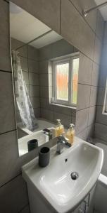 Bathroom sa Modern 2 bed apartment & free parking