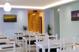 A television and/or entertainment centre at Oceanic Overview Suites