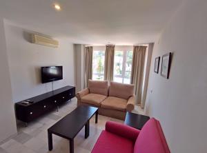 salon z kanapą i telewizorem w obiekcie 3-401-Apartamento 1 dormitorio w mieście El Puerto de Santa María
