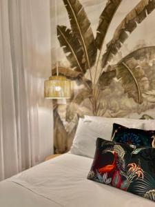 un lit avec deux oreillers dessus dans l'établissement Casa da Lapa, à Lisbonne