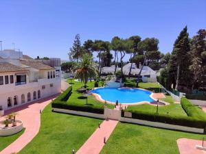 widok z lotu ptaka na dom z basenem w obiekcie 3-401-Apartamento 1 dormitorio w mieście El Puerto de Santa María