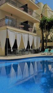 un hotel con piscina frente a un edificio en Hostal Bonany en Palma de Mallorca