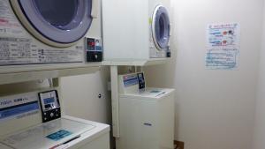 una sala de hospital con una máquina y una máquina mri en Honjo Grand Hotel Vacation STAY 35741, en Yurihonjo