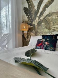 - une chambre avec un lit et une plante dans l'établissement Casa da Lapa, à Lisbonne